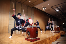 新潟医療福祉大学和太鼓部による迫力の演奏