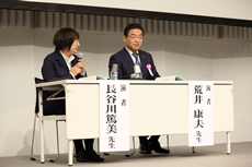 荒井康夫・北里大学病院医療支援部課長(右)と長谷川篤美・小牧市民病院医事課主任(左)