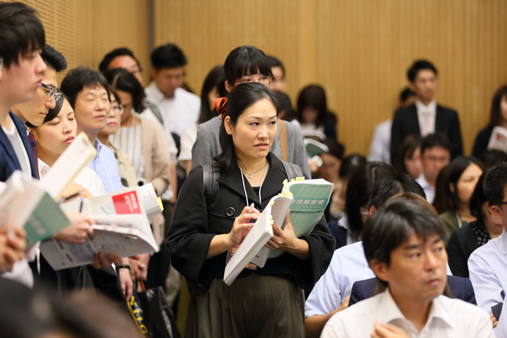 各会場では、全国から多くの参加者が集い熱心に演題発表に耳を傾けた