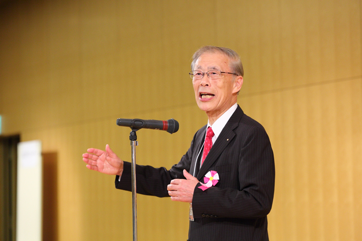 1日目夜に行われた懇親会。あいさつする山本正治・第44回学術大会長